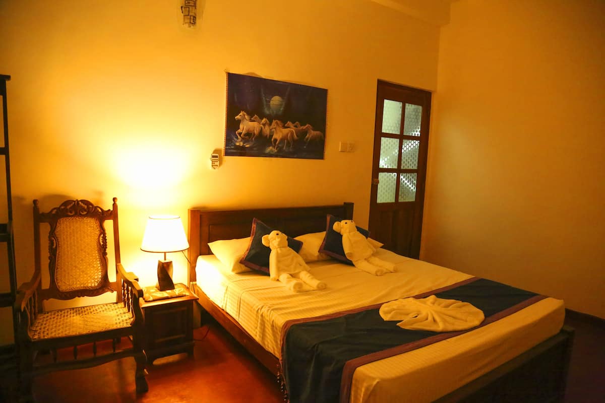 Espacio para trabajar con laptop, wifi gratis y ropa de cama