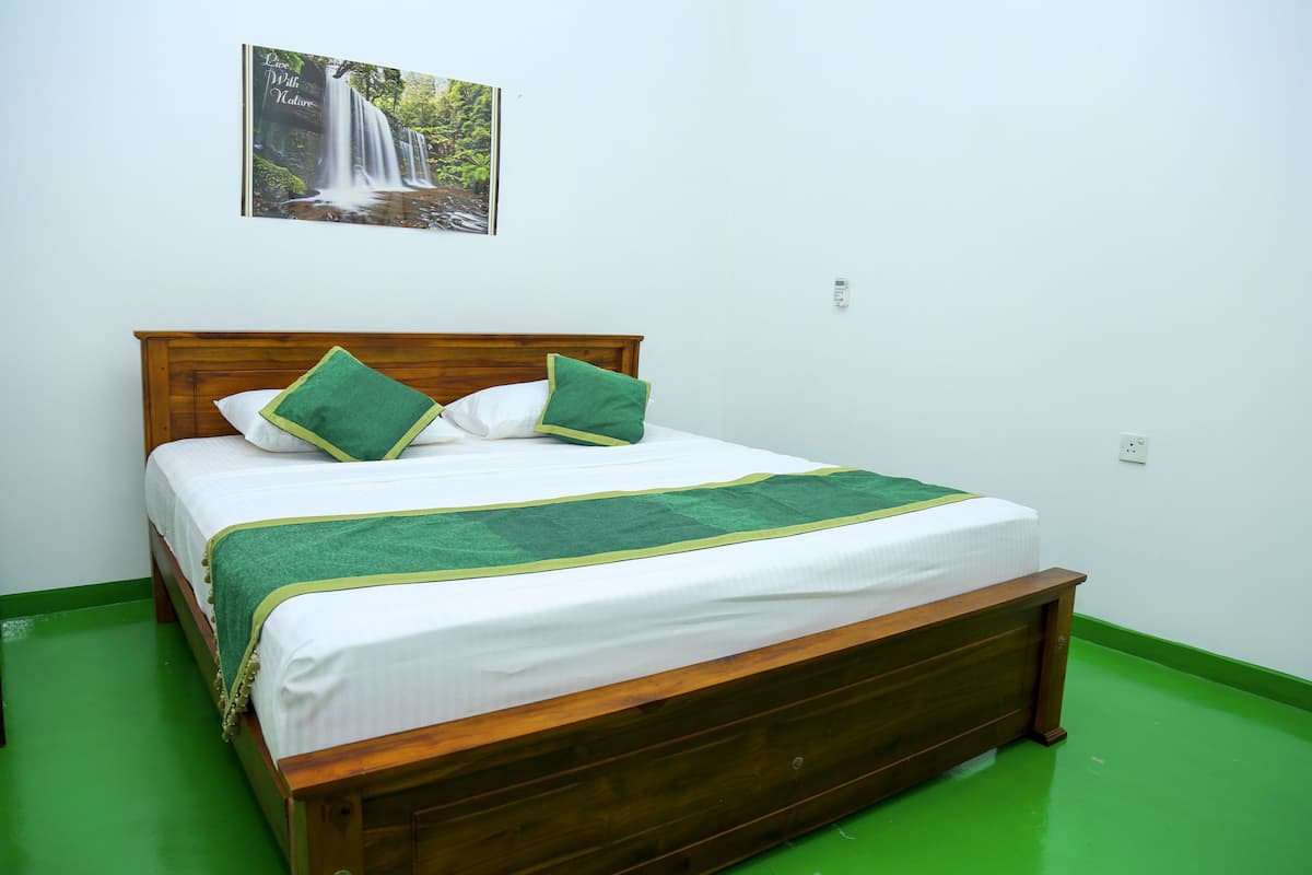 Espacio para trabajar con laptop, wifi gratis y ropa de cama