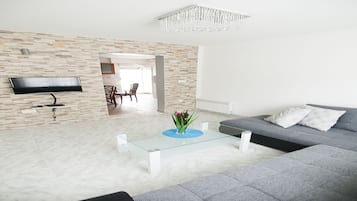 Apartment, 3 Bedrooms (Mona 8) | Free WiFi, bed sheets