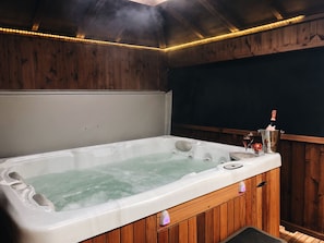 Outdoor spa tub - The Houblon Arms (Grantham)