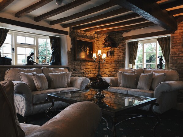 Lobby sitting area - The Houblon Arms (Grantham)