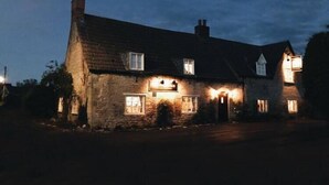 Front of property - evening/night - The Houblon Arms (Grantham)