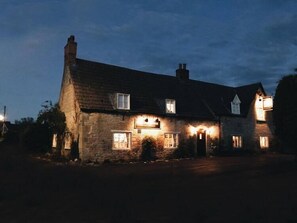 Front of property - evening/night - The Houblon Arms (Grantham)