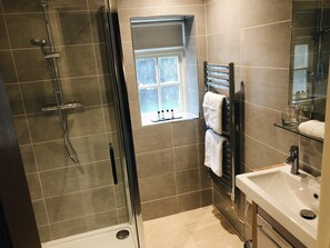 Luxury Double Room, 1 King Bed, Accessible, Garden View | Bathroom | Shower, rainfall showerhead, designer toiletries, hair dryer - The Houblon Arms (Grantham)