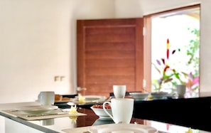 Private kitchenette - Villa Wildflower Canggu (Canggu)