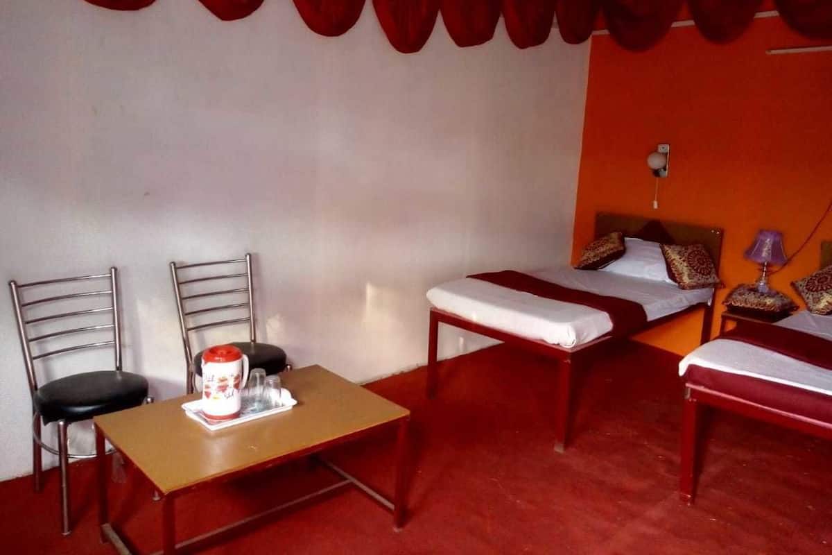 Escritorio, tabla de planchar con plancha, wifi gratis y ropa de cama