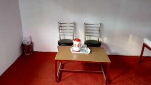 Un pequeño comedor con una mesa y dos sillas.