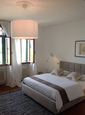 3 slaapkamers, een strijkplank/strijkijzer, reisbedje, gratis wifi