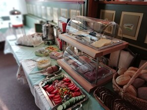Free daily buffet breakfast  - Gasthaus zum Frohsinn (Bosau)