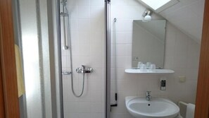 Shower, hair dryer, towels, soap - Gasthaus zum Frohsinn (Bosau)
