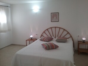 3 bedrooms, iron/ironing board, WiFi, bed sheets - Beautiful apartment in villa with sea view and manicured garden (San Teodoro)