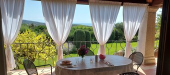 Beautiful apartment in villa with sea view and manicured garden