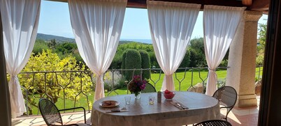 Beautiful apartment in villa with sea view and manicured garden