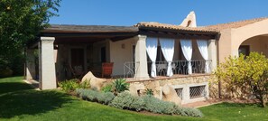 Exterior - Beautiful apartment in villa with sea view and manicured garden (San Teodoro)