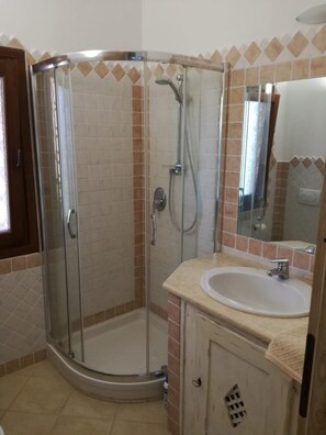 Douche, sèche-cheveux, bidet, serviettes fournies