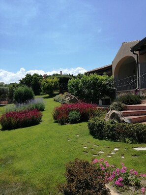 Property grounds - Beautiful apartment in villa with sea view and manicured garden (San Teodoro)