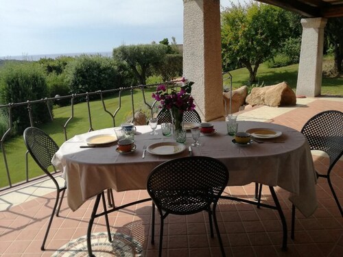 Beautiful apartment in villa with sea view and manicured garden