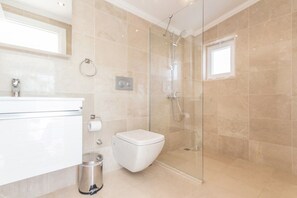 Ducha, cabezal de ducha con hidromasaje, secador de pelo, pantuflas