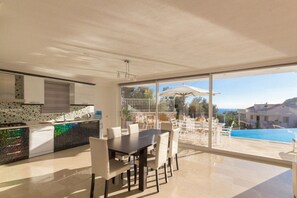 Vila, vista para o mar | Cozinha americana privada | Geladeira grande, micro-ondas, fogão, cooktop