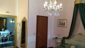 Superior Triple Room, Multiple Beds, Non Smoking, City View | In-room safe, desk, WiFi (free), bed sheets - Hotel New Mezzo Pozzo (Venice)