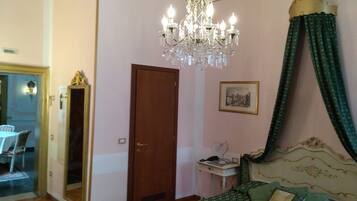 Habitación triple superior, varias camas, para no fumadores, vista a la ciudad | Caja de seguridad en la habitación, escritorio y wifi gratis