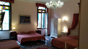 Habitación cuádruple superior, varias camas, con acceso para personas discapacitadas | Caja de seguridad en la habitación, escritorio y wifi gratis