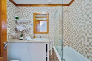 Duschwanne, Haartrockner, Bidet, Handtücher