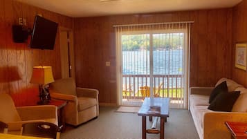 Cabaña Deluxe, 3 habitaciones, vista al lago | Sala de estar | Televisión de pantalla plana y futbolito