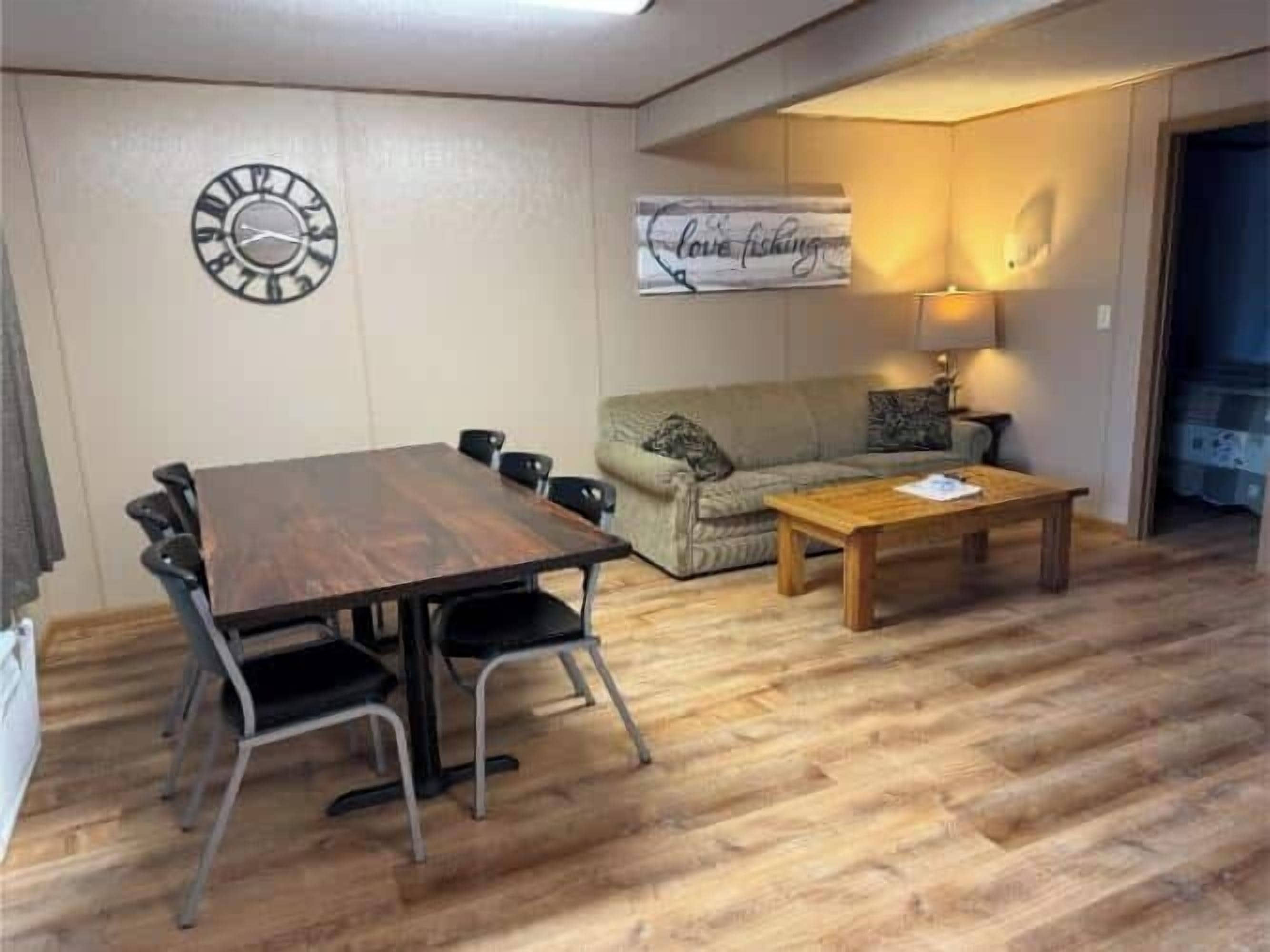 Chambre triple, 3 chambres, vue sur le lac | Salle de séjour | Téléviseur à écran plat, table de baby-foot