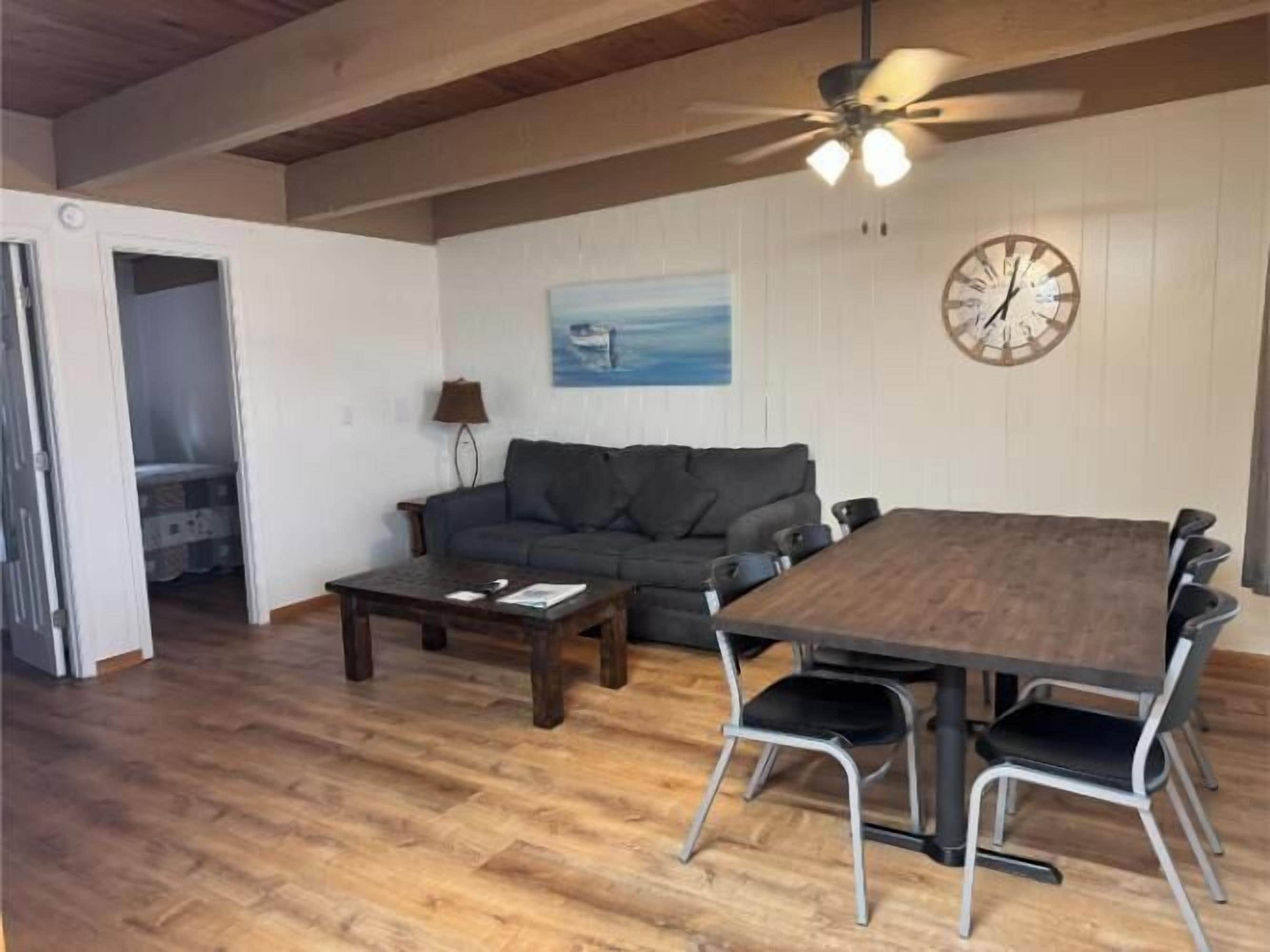 Kolmen hengen huone, 3 makuuhuonetta, järvinäköala | Oleskelualue | Taulutelevisio, pöytäjalkapallopöytä