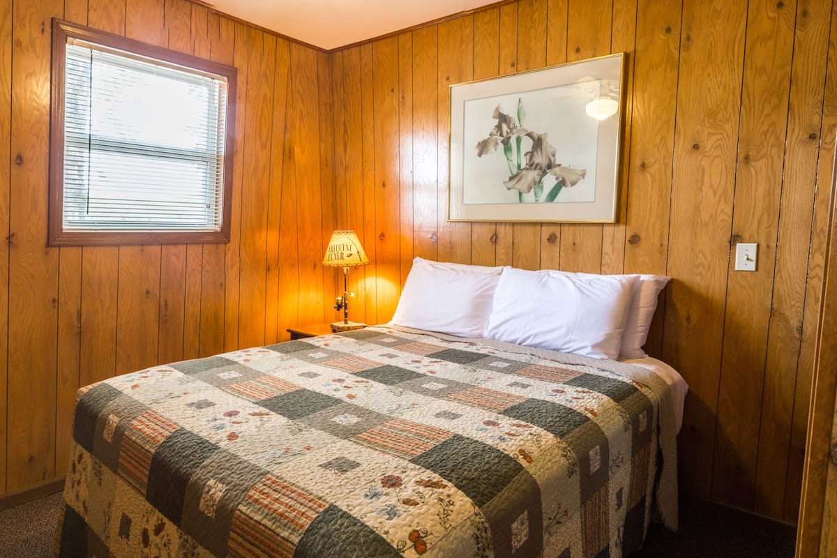 Deluxe Cabin, 2 Bedrooms, Lake View | WiFi (free), individually decorated, individually furnished, bed sheets