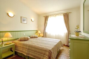 2 bedrooms, iron/ironing board, Internet, bed sheets