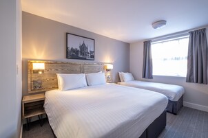 Escritorio, tabla de planchar con plancha, wifi gratis y ropa de cama