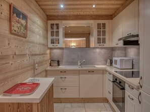 Réfrigérateur, four à micro-ondes, un four, lave-vaisselle