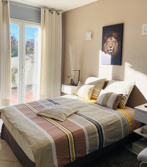 4 habitaciones, tabla de planchar con plancha, wifi y ropa de cama