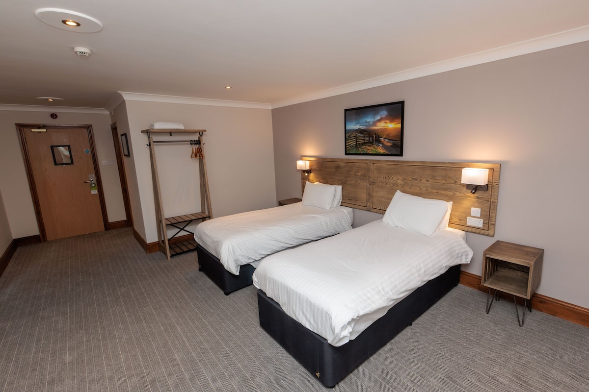 Standard Twin Room | Desk, iron/ironing board, free WiFi, bed sheets