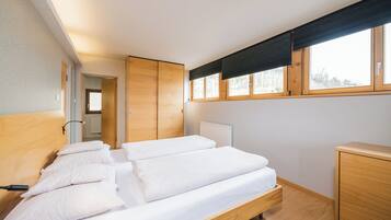 Deluxe Apartment, Balcony, Mountain View | 2 bedrooms, hypo-allergenic bedding, cribs/infant beds, free WiFi