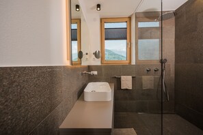 Attico, balcone, vista montagna | Bagno | Asciugacapelli, accappatoio, asciugamani, sapone