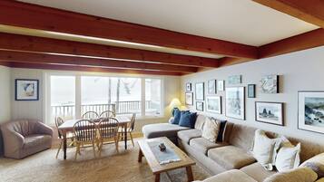 Télévision, lecteur de DVD, table de tennis de table, livres