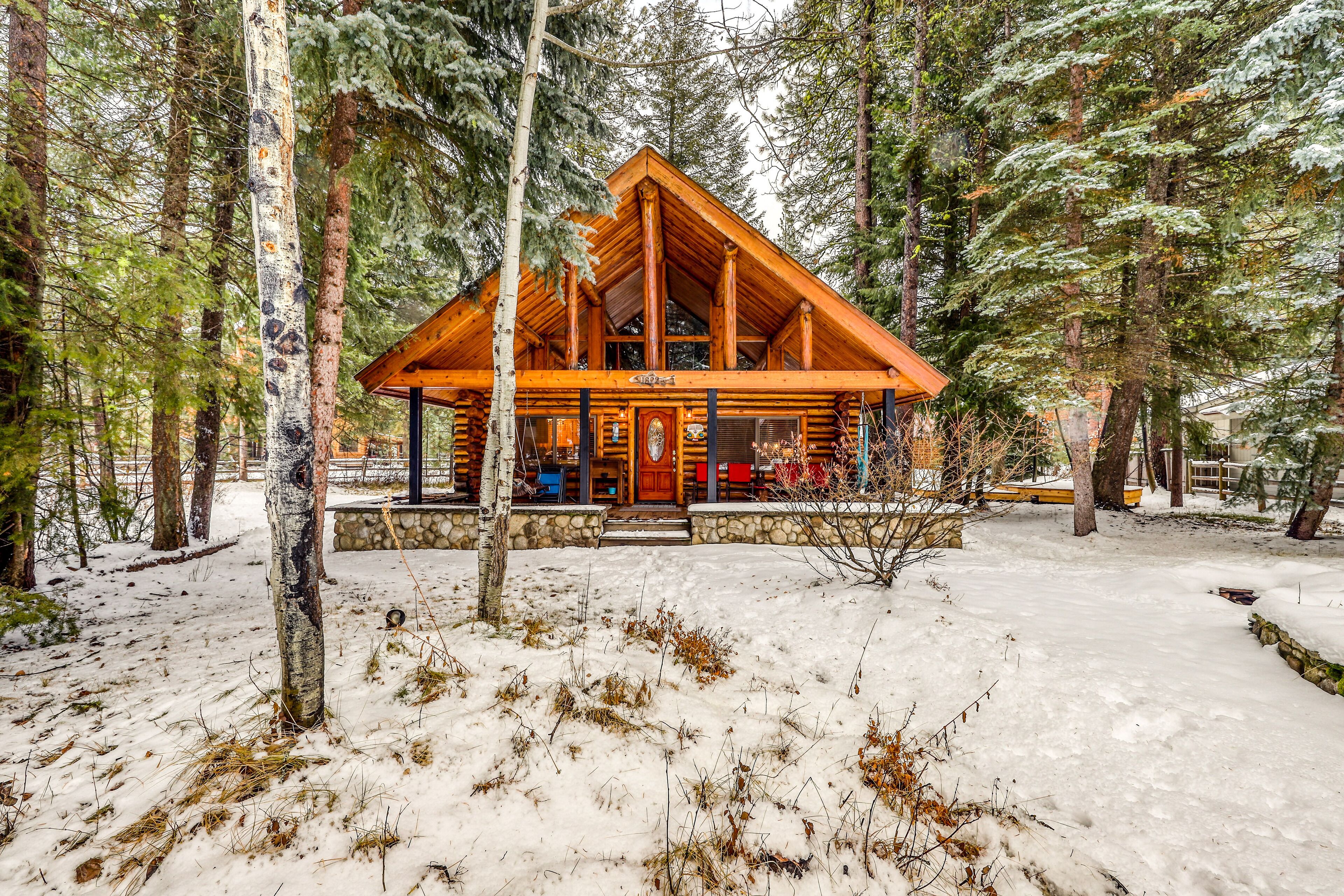 Lovely cabin with fireplace, firepit & deck - walk everywhere, 2 dogs welcome
