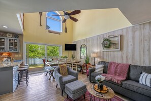 Een televisie, een open haard en een dvd-speler