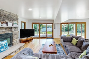 TV, videogiochi, lettore DVD, libri