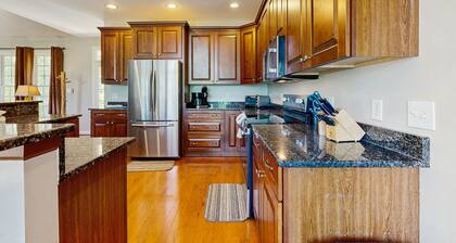 ¡NUEVO LISTADO! Casa frente al lago con área de natación, ping-pong, fogones y cocina