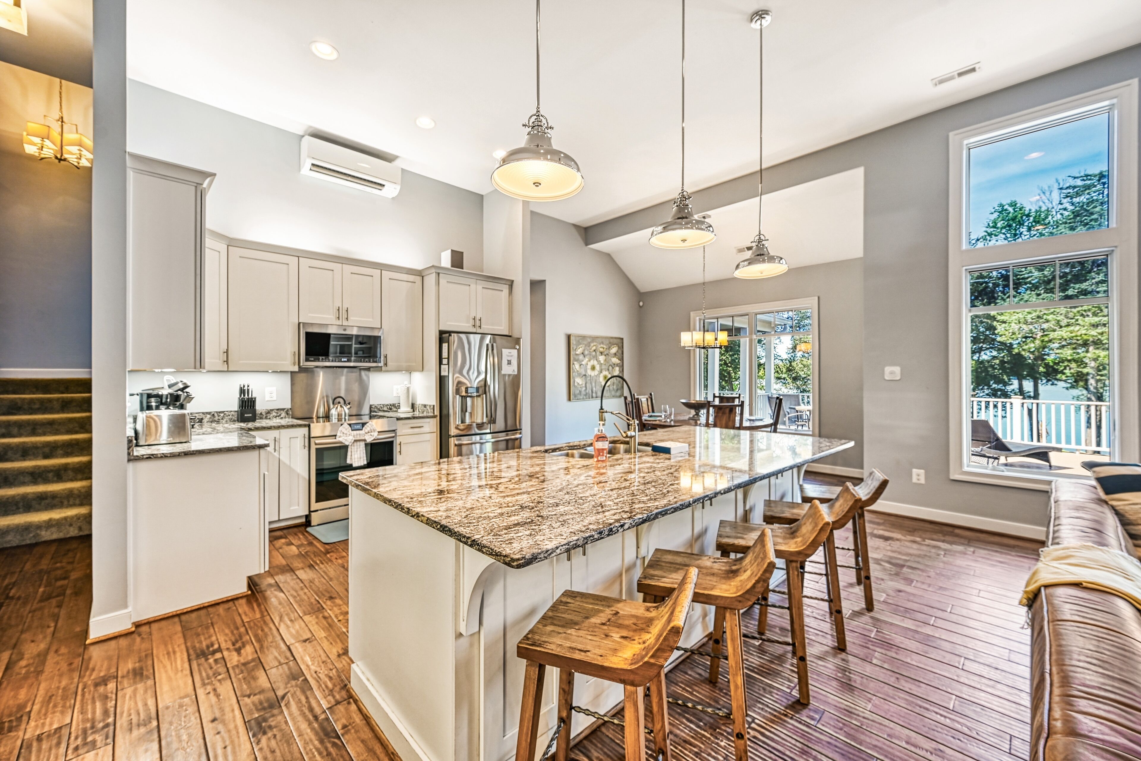 Jääkaappi, mikroaaltouuni, uuni, liesi