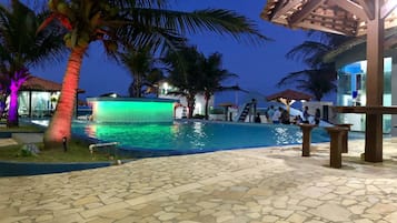 3 outdoor pools, free cabanas, sun loungers