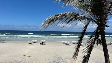 En la playa y playa de arena blanca