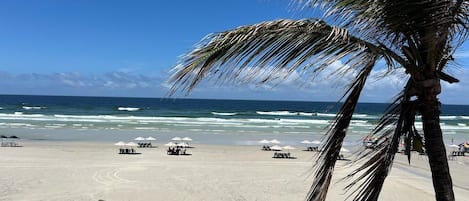 Nära stranden och vit sandstrand