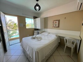 Hypo-allergenic bedding, minibar, bed sheets