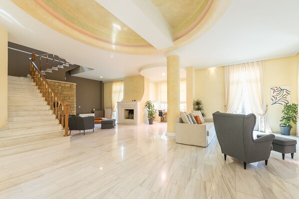 Una televisión, una chimenea, un reproductor estéreo