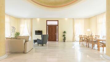 TV, fireplace, stereo